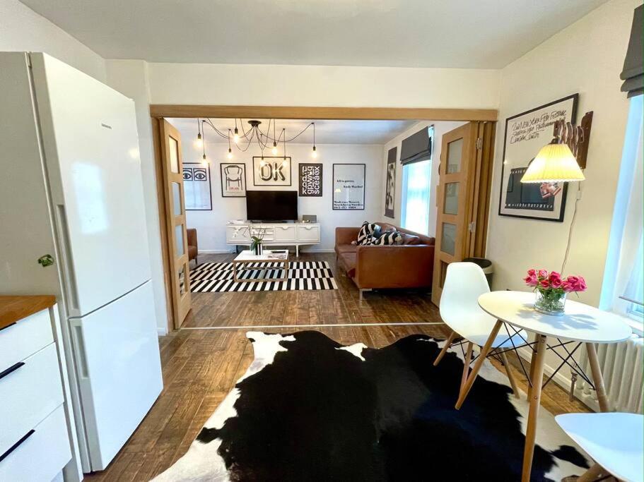 Gorgeous 2 Bedroom Apartment Edge Of Cabot Circus 브리스틀 외부 사진